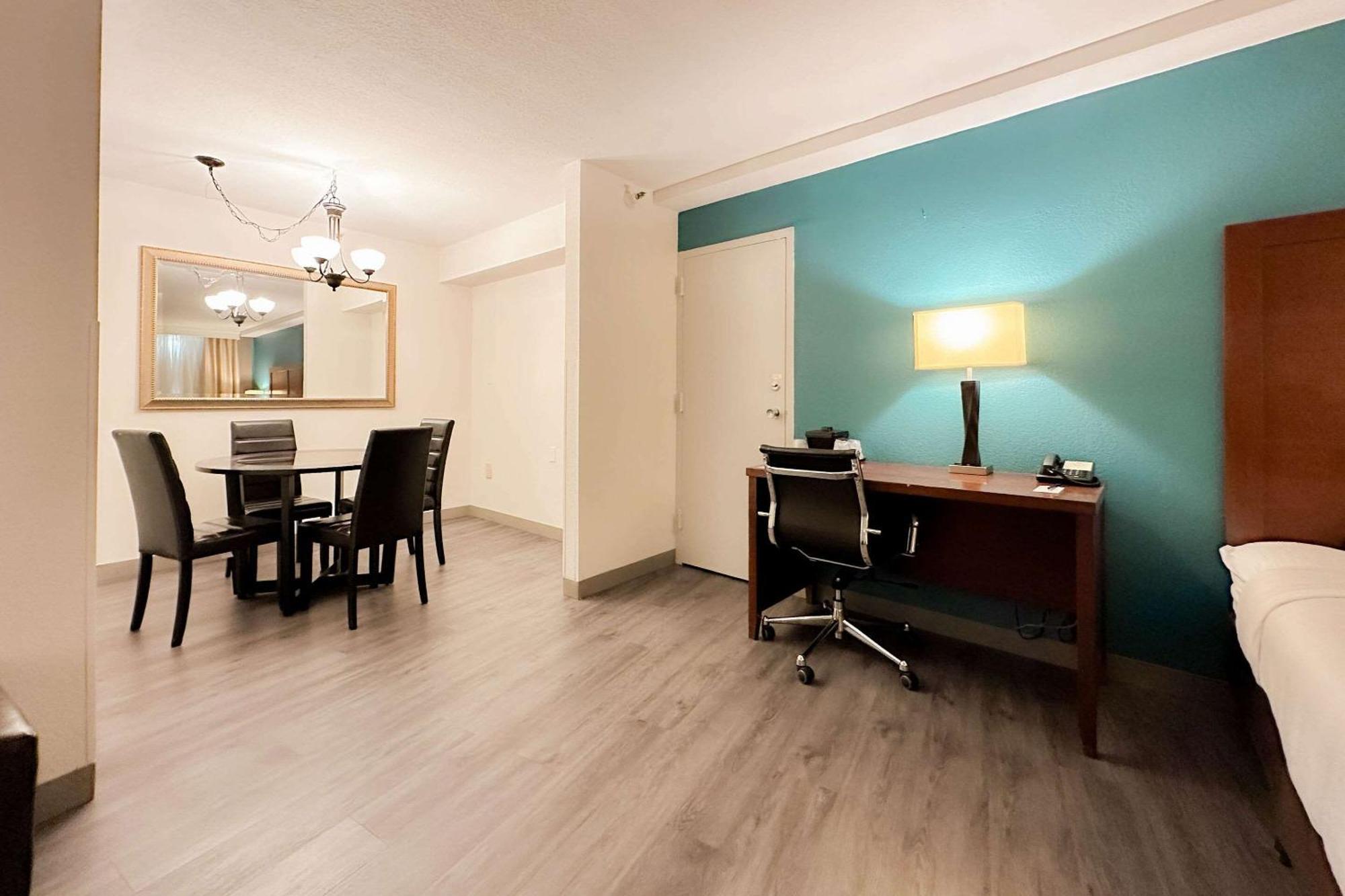 Comfort Inn & Suites Kissimmee By The Parks Four Corners Extérieur photo